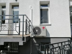 Montaż klimatyzacji LG Standard 2 6,6 kW w lokalu biurze - agregat