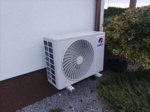 Montaż klimatyzacji Przypodłogowo sufitowej Gree 8 kW w domu - agregat