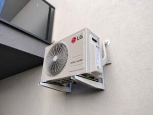 Montaż klimatyzacji LG ARTCOOL AI MIRROR SOFT AIR 3,5 kW w domu - agregat